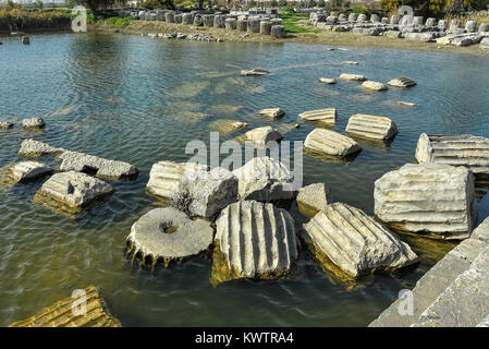 Bleibt der Tempel Säulen in einem Teich im Heiligtum von Letoon Stockfoto