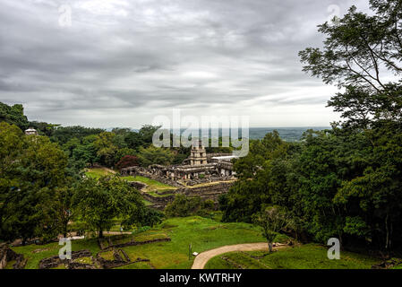 Panoramablick auf alten Maya Stadt Palenque mit einem grünen Dschungel bedeckt Stockfoto