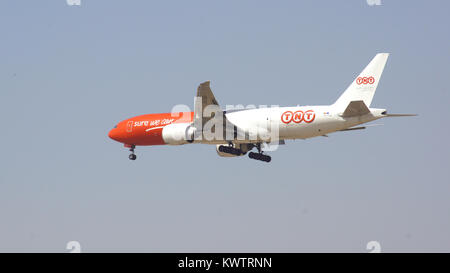 DUBAI, VEREINIGTE ARABISCHE EMIRATE - April 1st, 2014: Boeing 777 von TNT Airways im Endanflug auf den Flughafen Dubai DXB Registrierung OO - TSC. TNT Airways ist ein Stockfoto