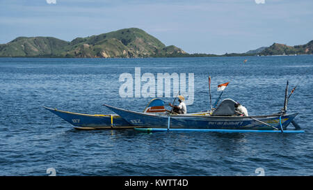 Paar Holz- outrigger Fischerboote mit Long Tail Motor unter Deck Cowling, aus Labuanbajo West Flores, Indonesien Stockfoto