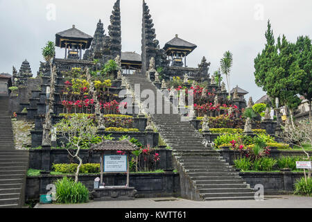 Haupttreppe und split Gate mit Hund, Pura Basakih Tempel, Bali, Indonesien Stockfoto