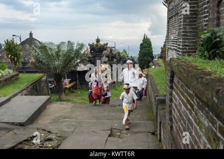 Anbeter mit Opfergaben Klettern bis zu den oberen Terrassen von Pura Penataran Agung, Bali, Indonesien Stockfoto