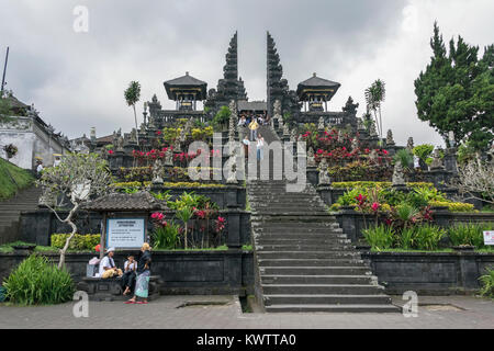 Terrassen und Treppen im Pura Besakih, der Muttertempel Balis, den Mount Agung, Insel Bali, Indonesien Stockfoto