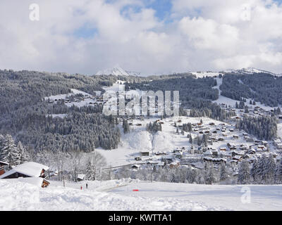 Blick vom Mont Chery in das Dorf und Chavannes im Ski und Snowboard Resort von Les Gets, Frankreich. Übersicht La Turche läuft auf der rechten Seite Stockfoto