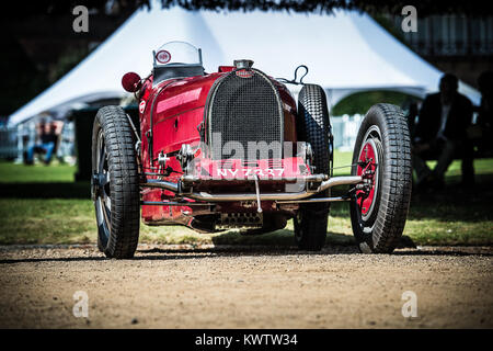 Classic & Oldtimer auf dem Display während der Concours der Eleganz in Hampton Court Palace Stockfoto