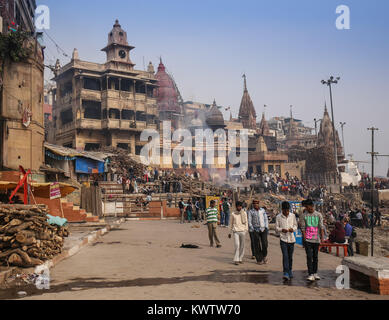 VARANASI, Indien - Januar 1, 2015: Ganges und Varanasi ghats während Kumbh Mela Festival mornimg., Varanasi, Indien Stockfoto