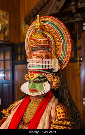 FORT COCHIN, Indien - Januar 10, 2015: Kathakali Performer in den tugendhaften pachcha Rolle in Cochin am 10. Januar in Südindien 2015. Kathakali ist die alte klassische Form des Tanzes von Kerala. Stockfoto