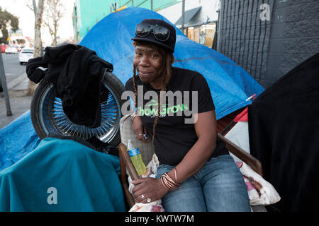 Ressy, obdachlose Frau, die in einem Zelt an der 6th Street in der Innenstadt von Los Angeles. Stockfoto