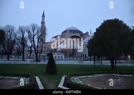 Die Außenseite des Hagia Sophia Museum (ehemals christlich-orthodoxen Kirche, dann Moschee) in einem bewölkten Morgen in Istanbul, Türkei Stockfoto