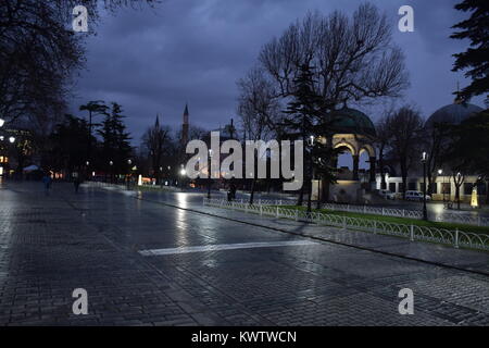 Der quadratische Anschluss Sultan Ahmed Moschee, auch genannt die Blaue Moschee, Hagia Sofia bei Sonnenuntergang in Istanbul, Türkei Stockfoto