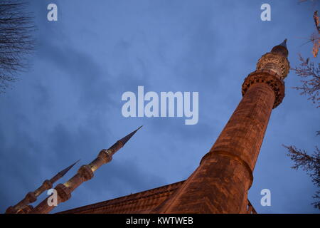 Minarette von Sultan Ahmed Moschee (Blaue Moschee) mit bewölktem Himmel bei Sonnenuntergang in Istanbul, Türkei Stockfoto