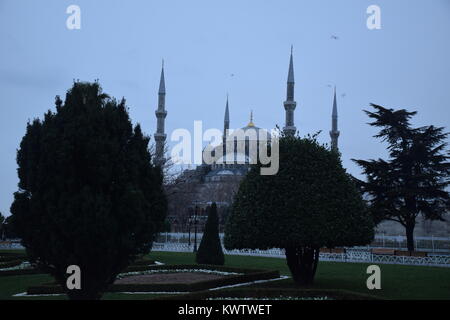 Die Außenseite des Hagia Sophia Museum (ehemals christlich-orthodoxen Kirche, dann Moschee) in einem bewölkten Morgen in Istanbul, Türkei Stockfoto