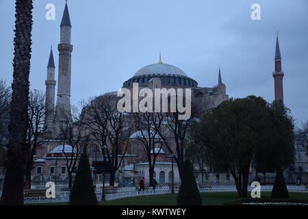 Die Außenseite des Hagia Sophia Museum (ehemals christlich-orthodoxen Kirche, dann Moschee) in einem bewölkten Morgen in Istanbul, Türkei Stockfoto