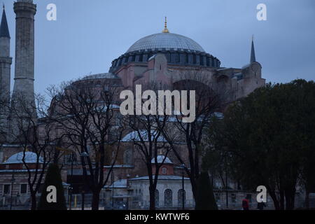 Die Außenseite des Hagia Sophia Museum (ehemals christlich-orthodoxen Kirche, dann Moschee) in einem bewölkten Morgen in Istanbul, Türkei Stockfoto