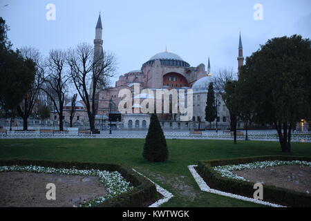 Die Außenseite des Hagia Sophia Museum (ehemals christlich-orthodoxen Kirche, dann Moschee) in einem bewölkten Morgen in Istanbul, Türkei Stockfoto