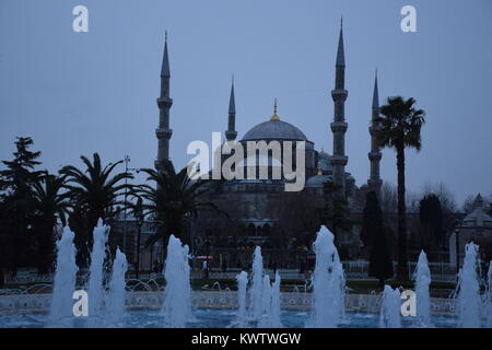 Äußere der Sultan Ahmed Moschee (auch die blaue Moschee in einem bewölkten Morgen genannt) aus dem angrenzenden Platz mit Brunnen in Istanbul, Türkei Stockfoto