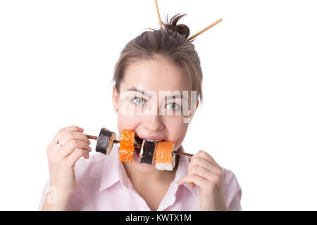 Junge Frau mit Sushi auf weißem Hintergrund Stockfoto