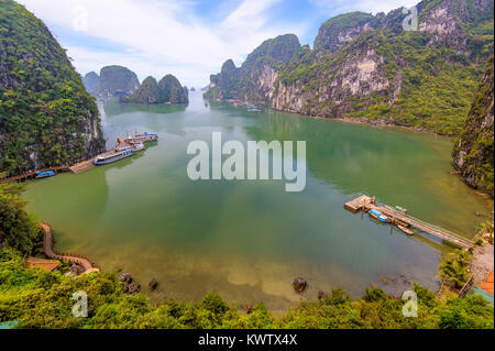 Blick auf Halong Bucht, Vietnam Stockfoto