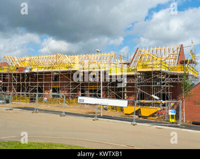 Die Errichtung von Dach Balkenwerk im neuen Gehäuse Entwicklung, Grantham, Lincolnshire, England, UK. Stockfoto