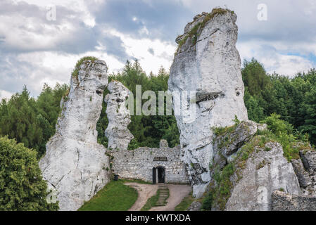 Felsen und Eintrag Folterkammer, Teil von ogrodzieniec Schloss in Podzamcze Dorf in der Woiwodschaft Schlesien im südlichen Polen Stockfoto