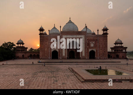 Die Fe Verbot Moschee gegen Sonnenuntergang, Taj Mahal, Agra, Uttar Pradesh, Indien Stockfoto