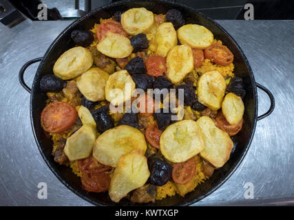 Paella, eine traditionelle spanische Speisen in Valencia, Spanien fotografiert. Stockfoto