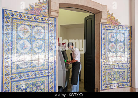 Eine Bank Maschine an der Markthalle Mercado da Ribeira in Lissabon Portugal Stockfoto