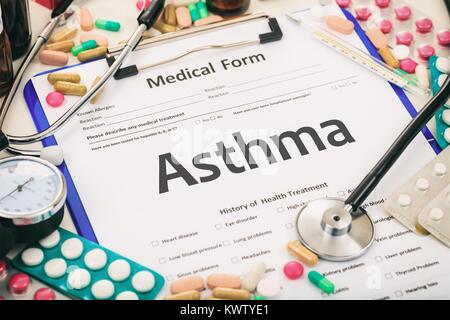 Medizinische Form auf einem Tisch, Diagnose Asthma Stockfoto