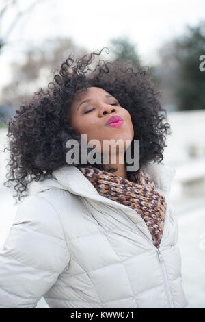 Eine junge Frau mit rosa Lippenstift im Winter in Washington, DC Stockfoto