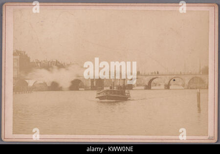Historischer Blick auf die Amstel in Amsterdam mit Blick auf die Hogesluis-Brücke vor der Renovierung einer Straßenbahnlinie im Jahr 1883, die die Umgebung an den Kanälen und die Entwicklung des Verkehrs veranschaulicht. Stockfoto