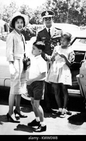 Ein Foto von König Bhumibol Adulyadej, Königin Sirikit und ihren Kindern aus dem Jahr 1958, das die thailändische Königsfamilie während eines öffentlichen Auftritts in Thailand Mitte des 20. Jahrhunderts darstellt. Stockfoto