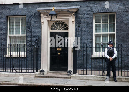 London, Großbritannien. 26. September 2017. Ein Polizist im Dienst außerhalb Downing Street 10. Stockfoto