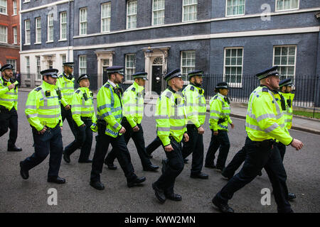 London, Großbritannien. 26. September 2017. Polizisten sind im Einsatz in der Downing Street. Stockfoto