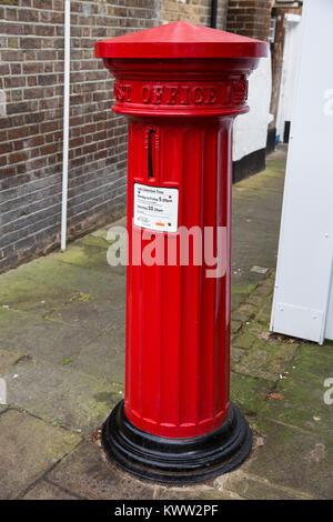 Eton, Großbritannien. 7. November 2017. Einem frühen viktorianischen kannelierten Postbox, mit einem Regen Schutz und eine ungewöhnliche senkrechte Nut für Briefe, in Eton High Street. Stockfoto