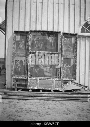 Die Älekulla-Kirche in Schweden ist eine mittelalterliche Steinkirche, die ursprünglich im Mittelalter erbaut wurde, 1794 erweitert und 1877 mit einem Holzturm umgebaut wurde; im Inneren der Kirche sind Deckengemälde der sechs Tage der Schöpfung des Kirchenmalers Ditleff Ross (1760) und später weitere Dekorationen zu sehen. svenskakyrkan.se Stockfoto
