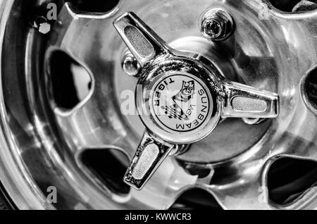 South Bend, IN - Januar 27, 2017: Chrom rad Details auf einer 1966 Sunbeam Tiger in West Bromwich, England hergestellt. Stockfoto