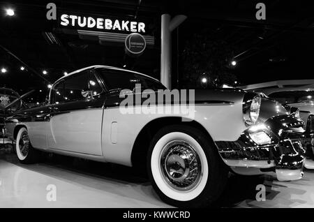 SOUTH BEND, IN - Januar 27, 2017: 1955 Studebaker President Speedster auf Anzeige an der Studebaker National Museum. Eine von 2,215 1955 erbaut. Stockfoto