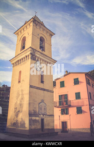 Glockenturm in Manarola, Cinque Terre Nationalpark, Italien Stockfoto