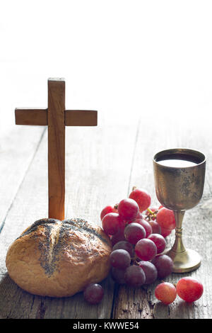 Ostern Brot Wein und Kreuz auf Vintage alte hölzerne Hintergrund Stockfoto