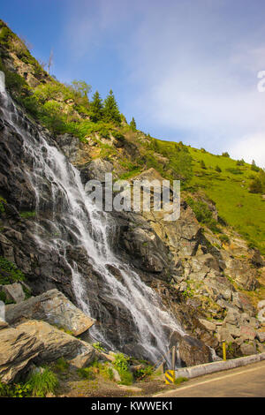 Capra Wasserfall auf den Lauf des Flusses Capra durch die berühmte Straße Transfagarasan in Arges in Rumänien Stockfoto