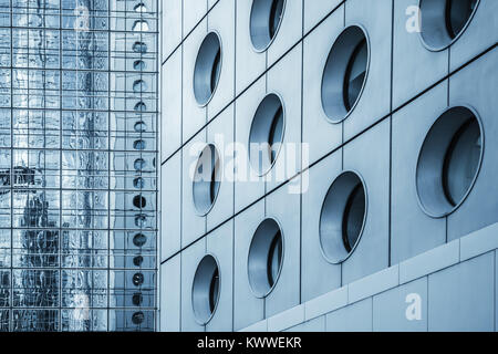 Abstrakte moderne Architektur Hintergrund, Wände aus Stahl und Glas mit Reflexionen Stockfoto