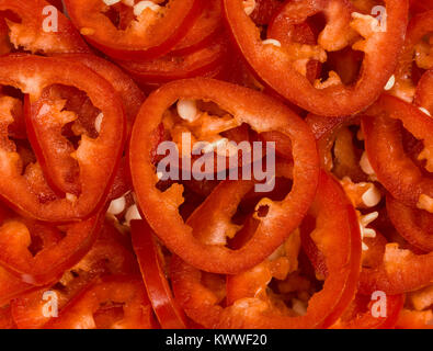 Geschnittene rote Chili in einer Schüssel heißen aromatischen Gewürzen Stockfoto