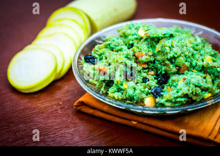 Halwa von Lagenaria siceraria, Flasche Guard [Dudhi ka Halwa] eine Indische süßes Dessert vor oder nach dem Mittagessen mit Scheiben von Flasche Kürbis serviert. Stockfoto