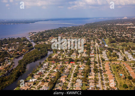 Luftaufnahme der Metropole Fort Myers und Cape Coral in Südflorida. Typische Häuser mit Sümpfen und Zugang über den Kanal zum Meer. Florida Stockfoto