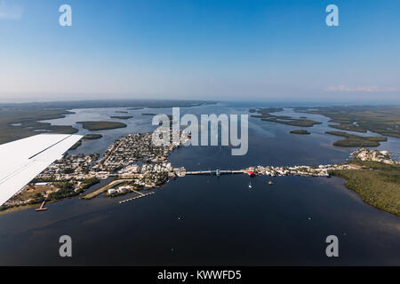 Eine Luftaufnahme des historischen Florida Stadt Matlacha und Brücke, die durch eine Brücke mit Pine Island mit Cape Coral. Florida Stockfoto