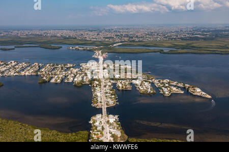 Eine Luftaufnahme des historischen Florida Stadt Matlacha und Brücke, die durch eine Brücke mit Pine Island mit Cape Coral. Florida Stockfoto