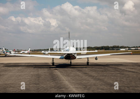 Die kleinen privaten einzelnen Kolben Flugzeuge auf der Startbahn. Kleines Sportflugzeug Schriftrollen auf der Landebahn an einem sonnigen Tag in Fort Myers, Florida Stockfoto