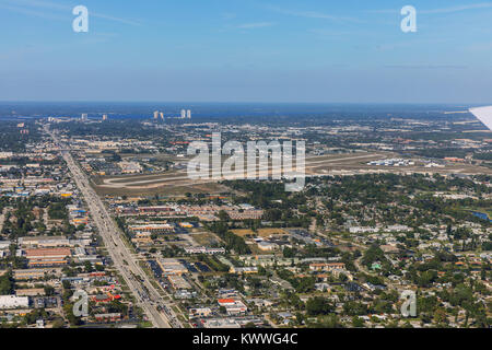 Luftaufnahme der Stadt Cape Coral, Florida. Typische Architektur von Südflorida. Große Häuser an den Ufern der Kanäle gebaut, die Kanäle ins Meer. Stockfoto