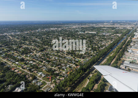 Luftaufnahme der Stadt Cape Coral, Florida. Typische Architektur von Südflorida. Große Häuser an den Ufern der Kanäle gebaut, die Kanäle ins Meer. Stockfoto
