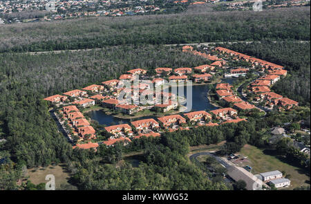 Luftaufnahme der Stadt Cape Coral, Florida. Typische Architektur von Südflorida. Große Häuser an den Ufern der Kanäle gebaut, die Kanäle ins Meer. Stockfoto